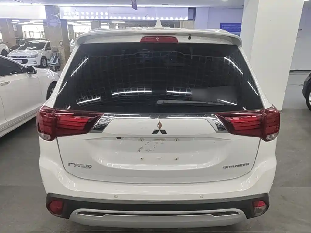 Mitsubishi Outlander — фото 5