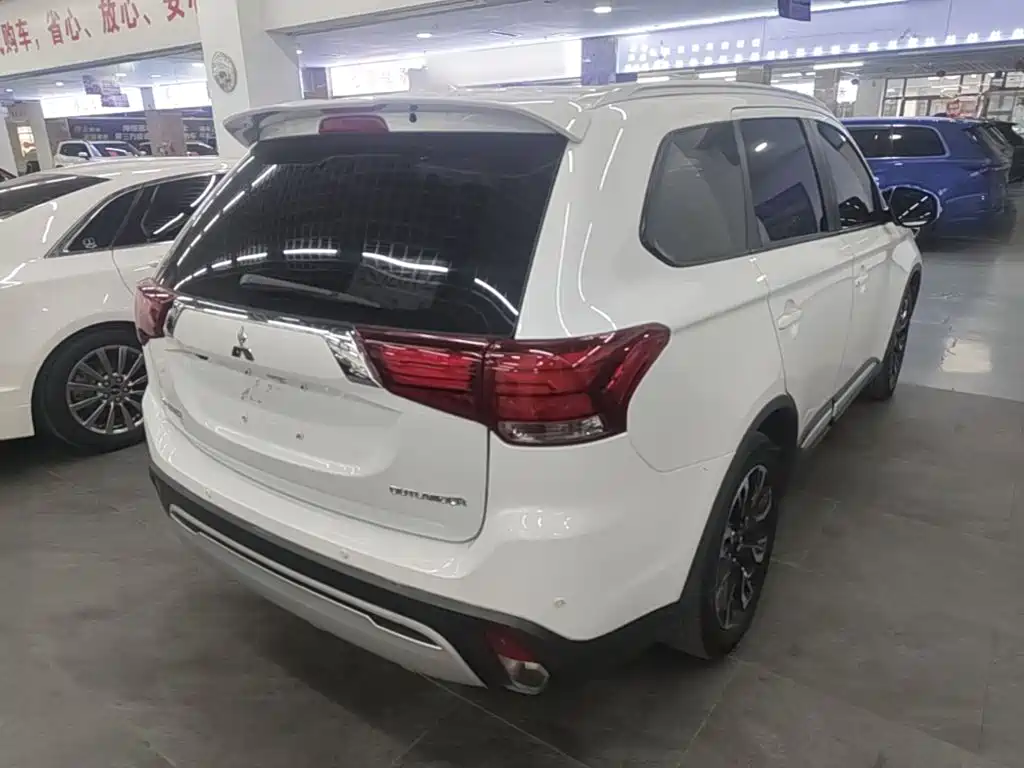 Mitsubishi Outlander — фото 6