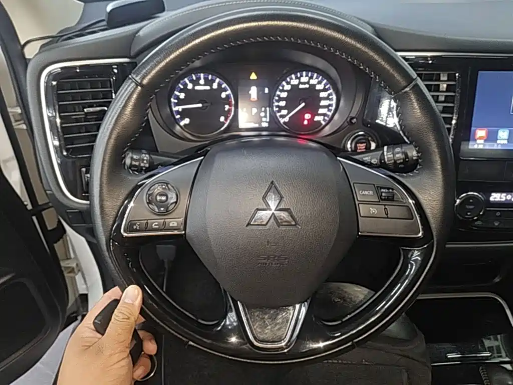 Mitsubishi Outlander — фото 10
