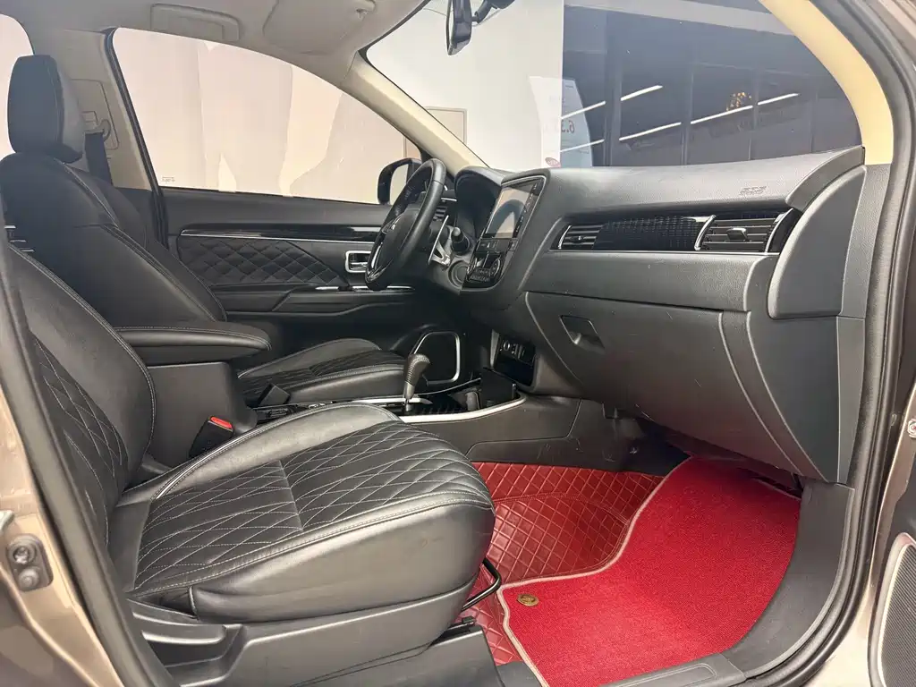 Mitsubishi Outlander — фото 13