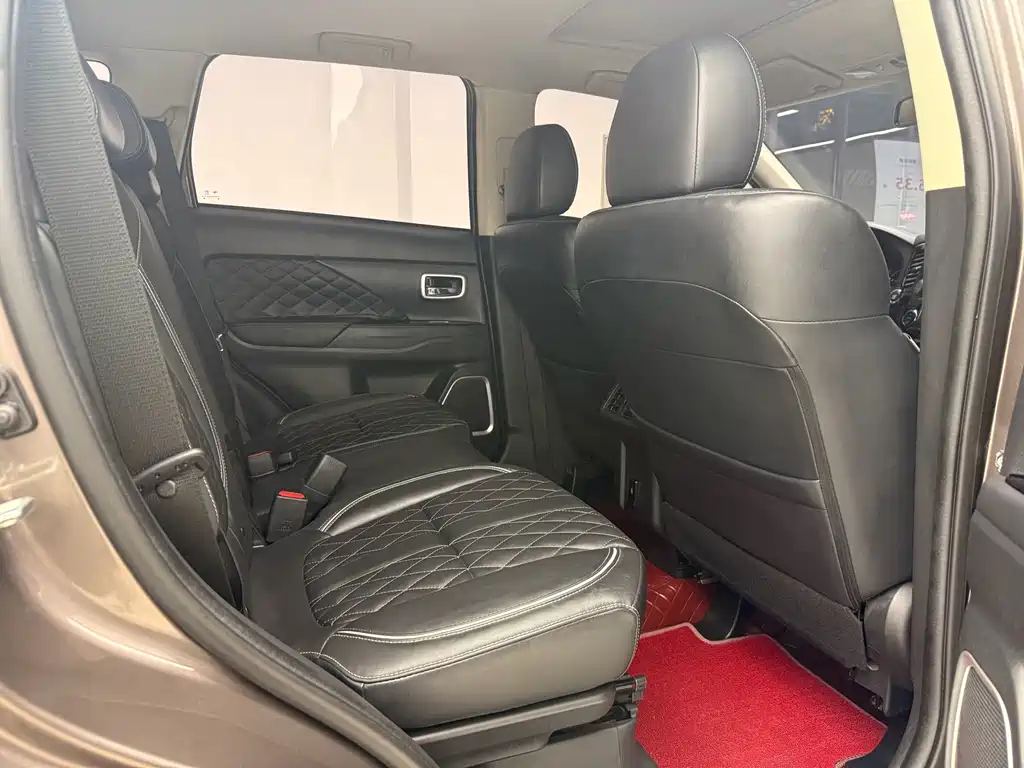 Mitsubishi Outlander — фото 14