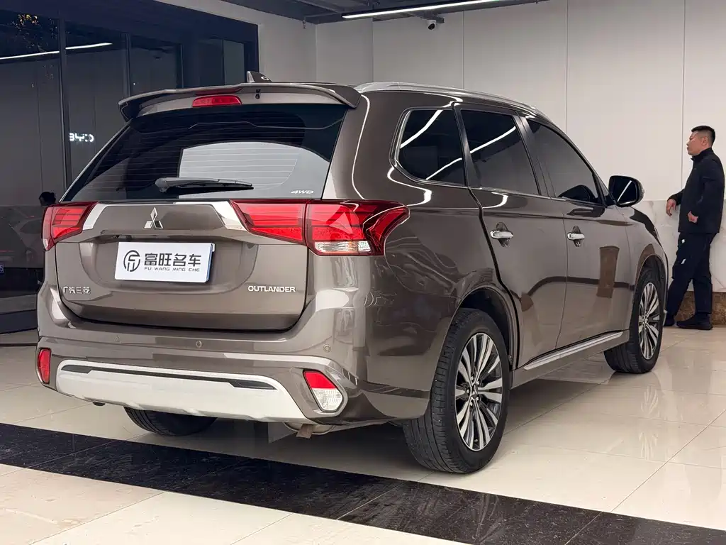 Mitsubishi Outlander — фото 22