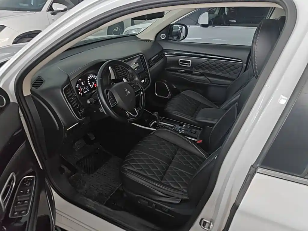 Mitsubishi Outlander — фото 14