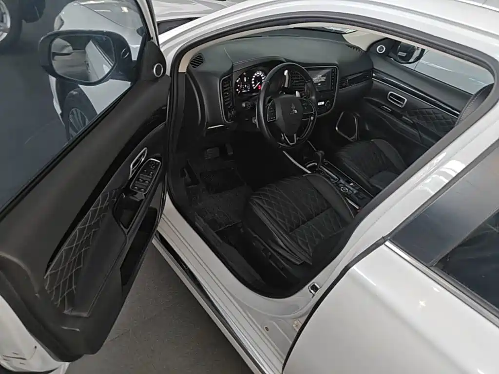 Mitsubishi Outlander — фото 15