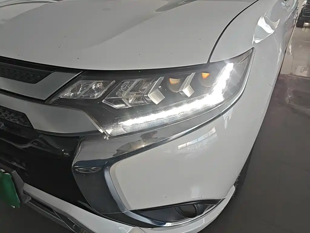 Mitsubishi Outlander — фото 23