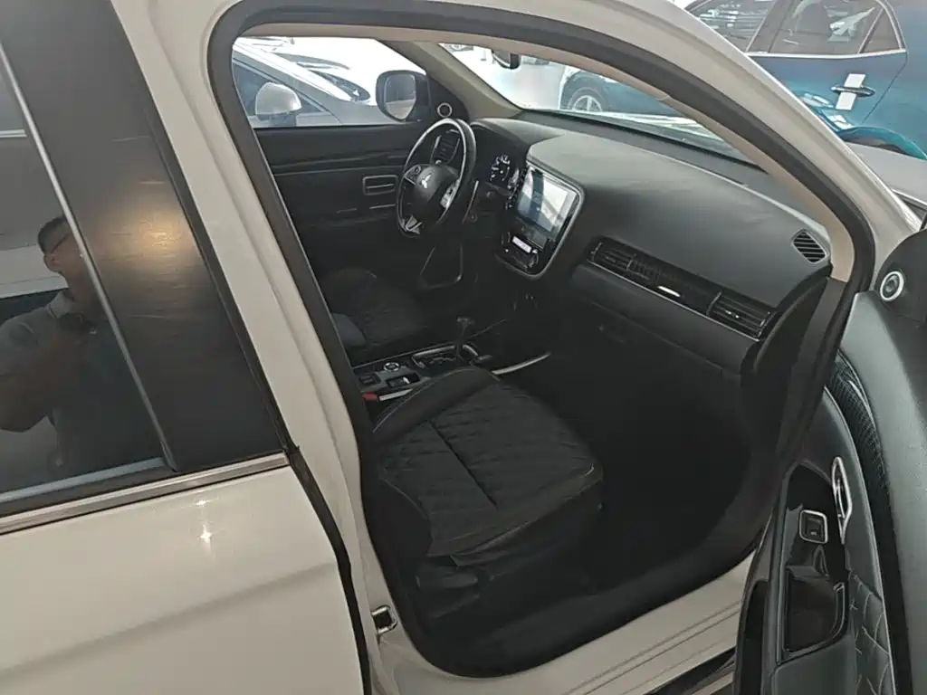 Mitsubishi Outlander — фото 24