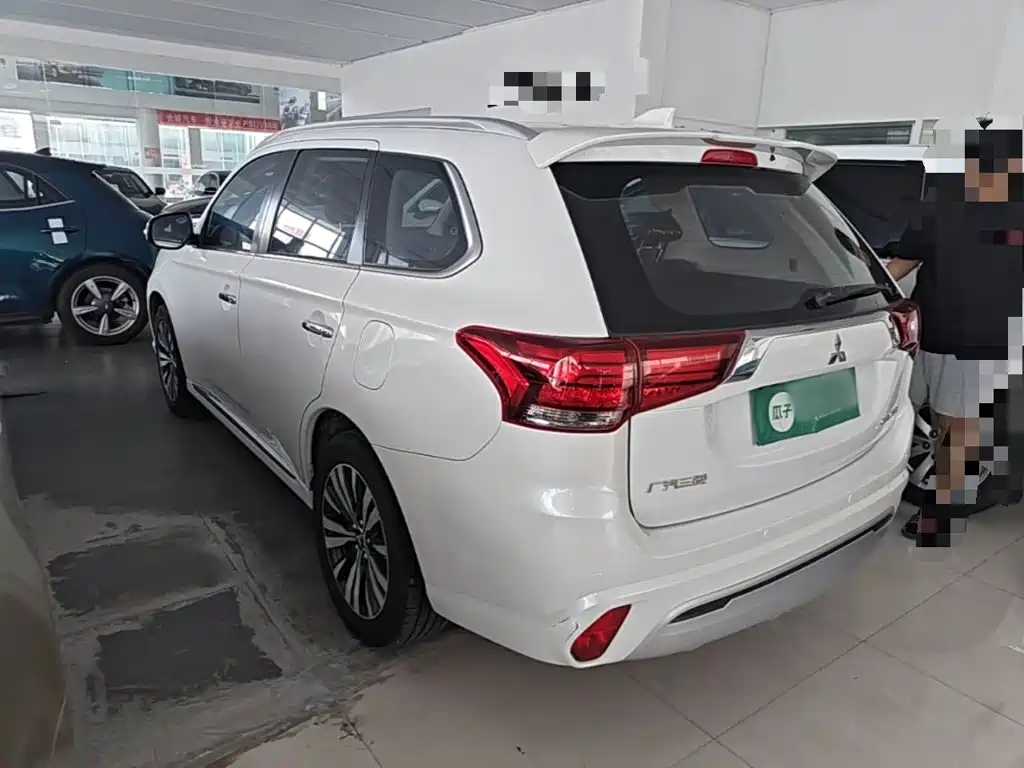Mitsubishi Outlander — фото 4