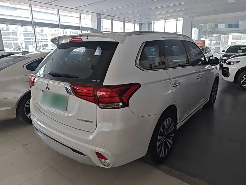 Mitsubishi Outlander — фото 6