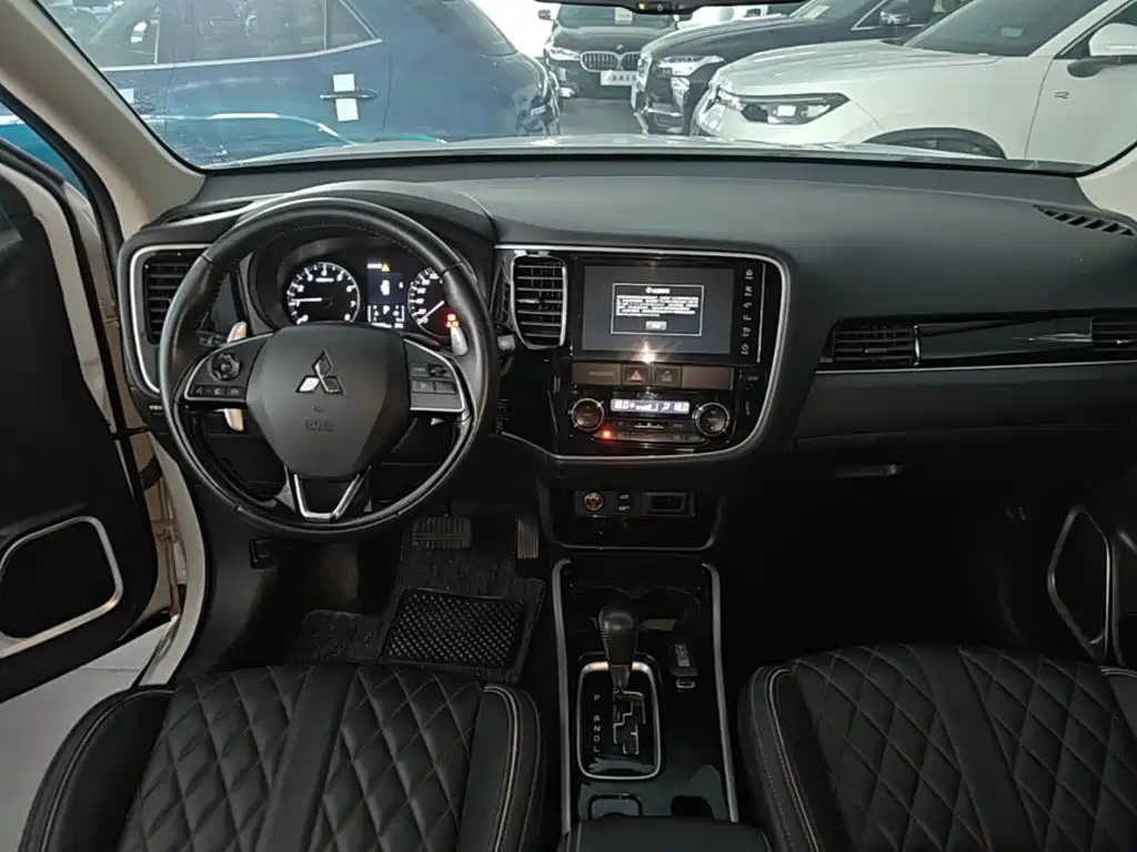 Mitsubishi Outlander — фото 9