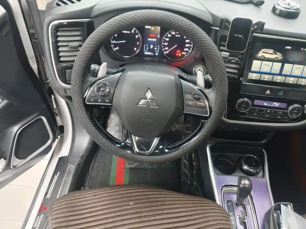 Mitsubishi Outlander — фото 11