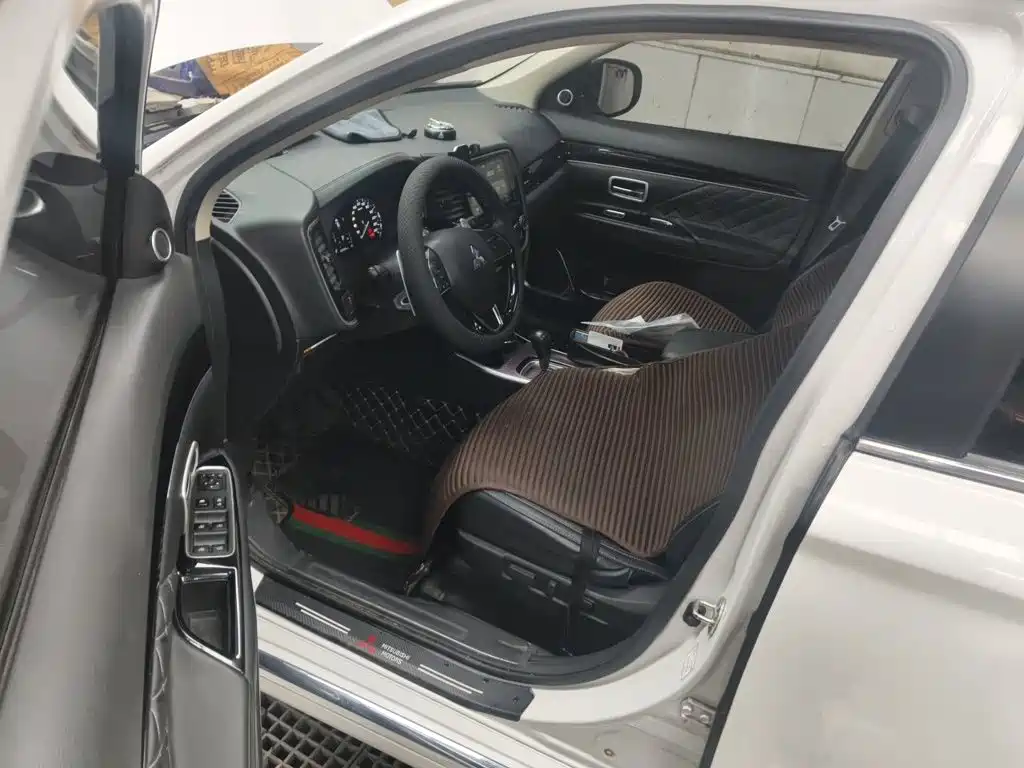 Mitsubishi Outlander — фото 17