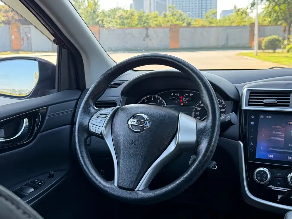 Nissan Tiida — фото 15