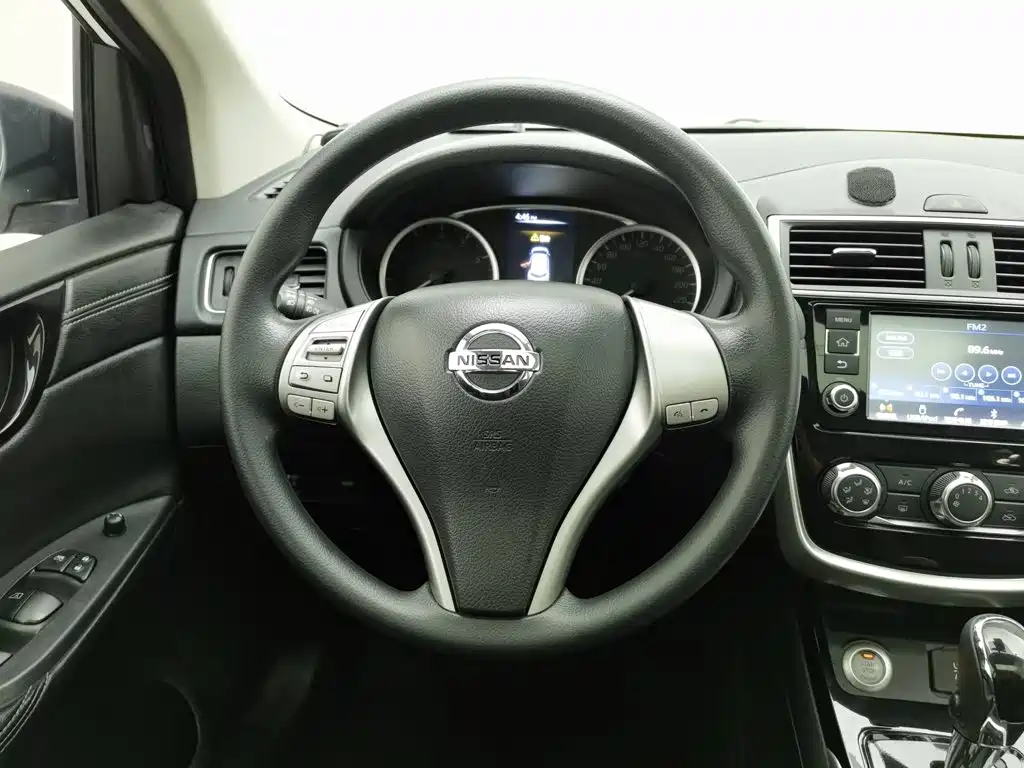 Nissan Tiida — фото 11