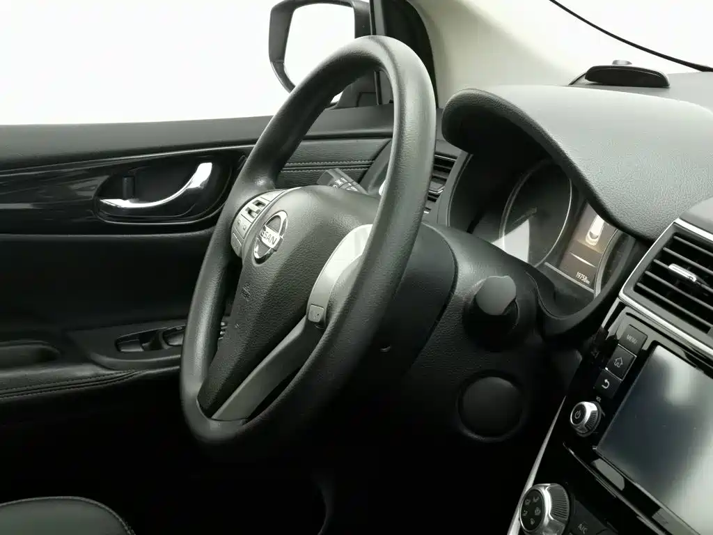 Nissan Tiida — фото 22