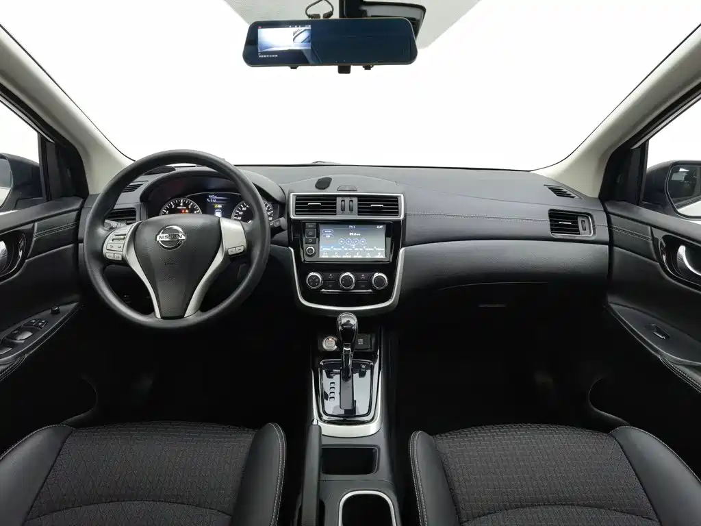 Nissan Tiida — фото 5