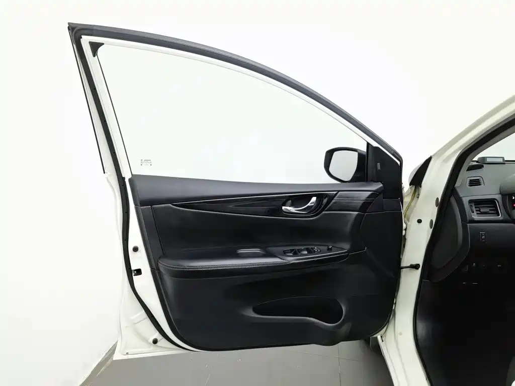 Nissan Tiida — фото 8