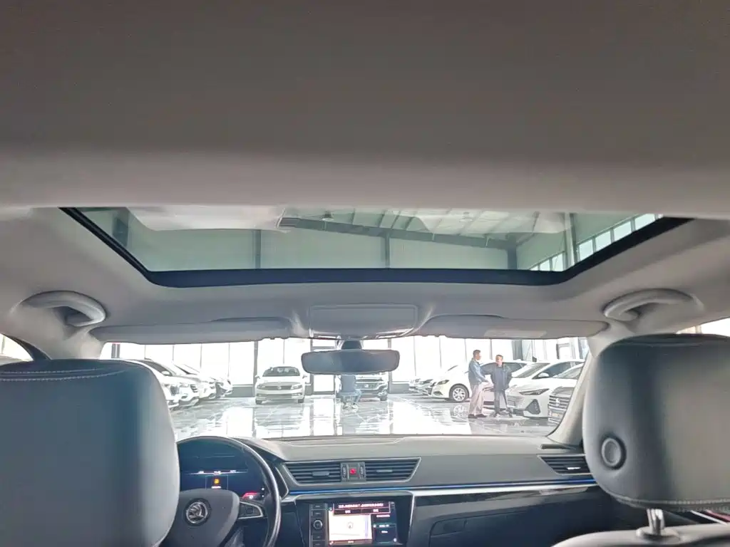 Skoda Superb — фото 17