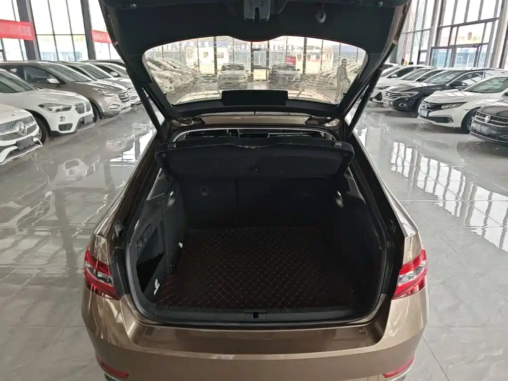 Skoda Superb — фото 18