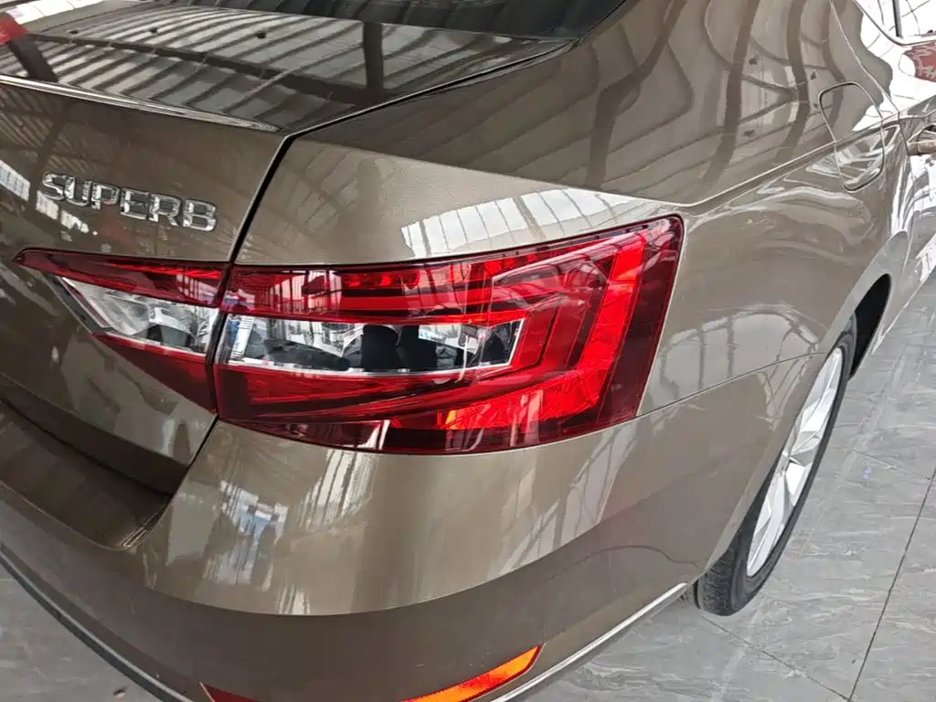 Skoda Superb — фото 7