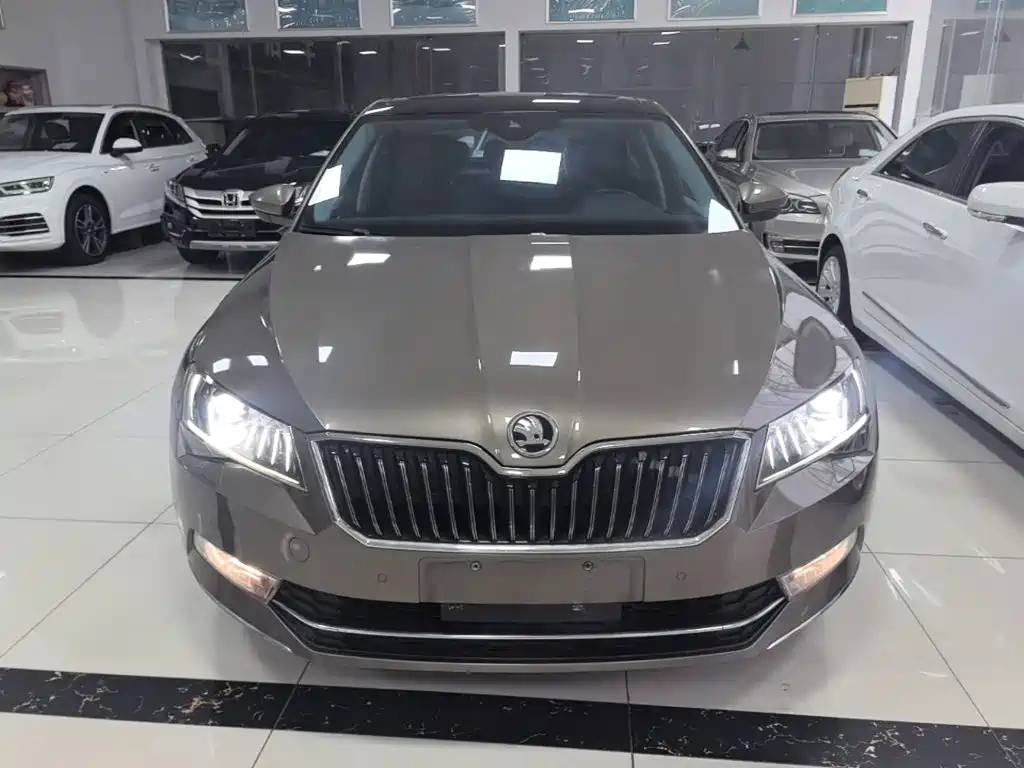 Skoda Superb — фото 2