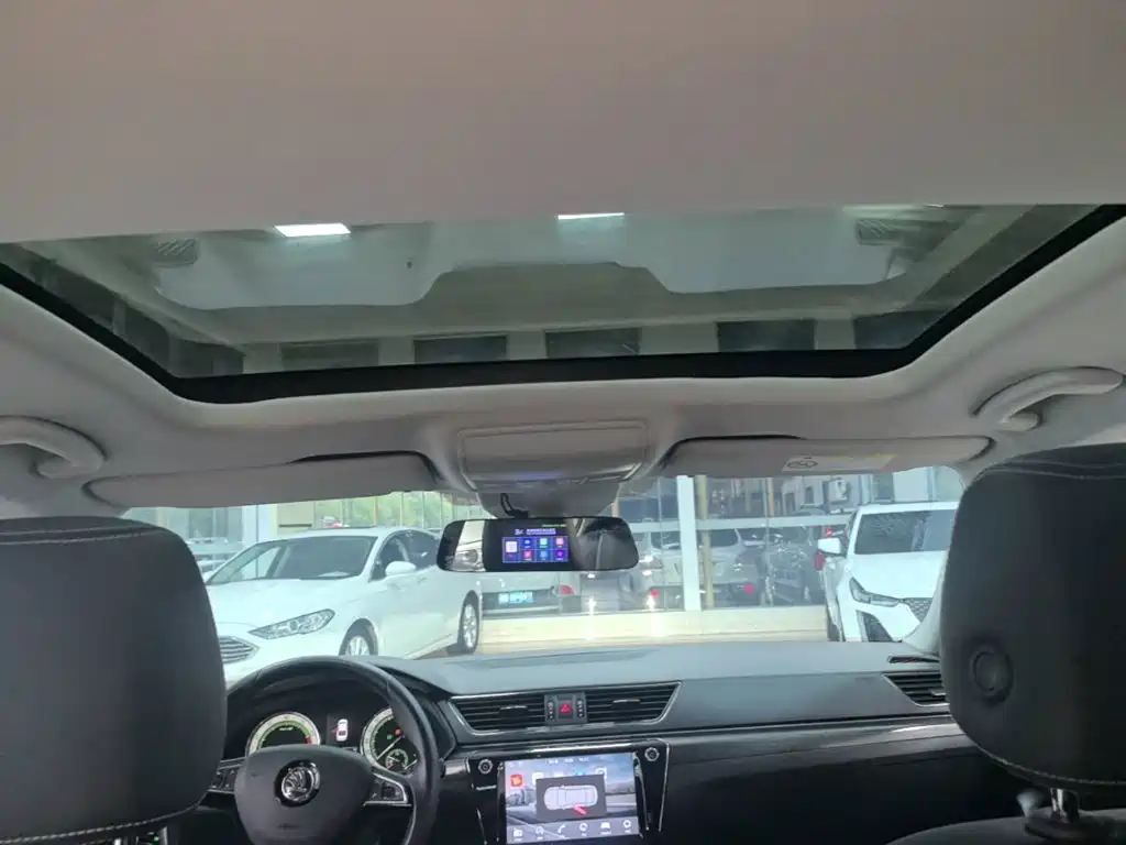 Skoda Superb — фото 17
