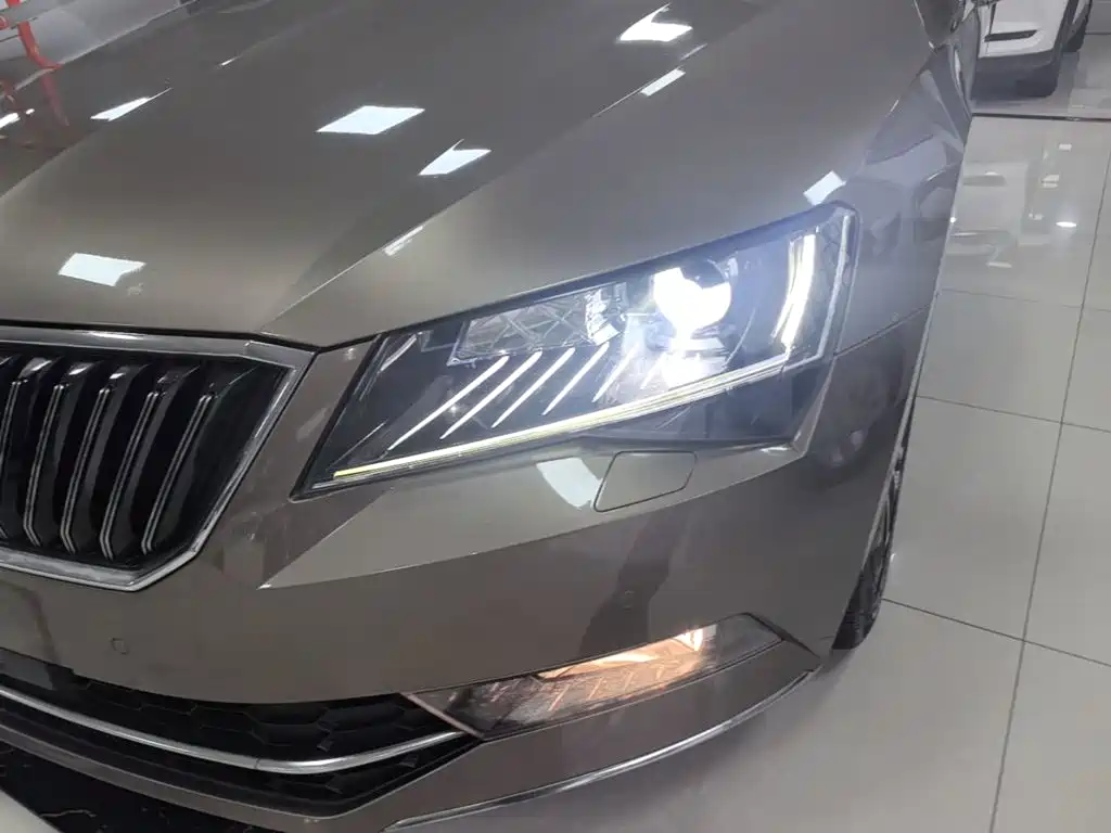 Skoda Superb — фото 23