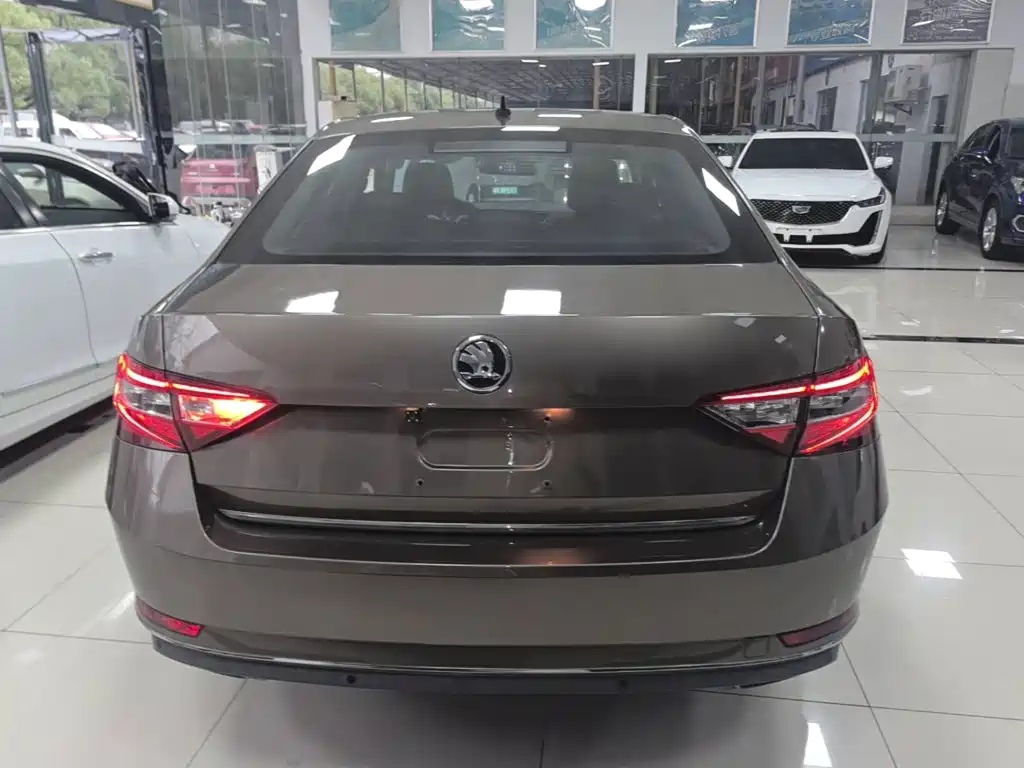 Skoda Superb — фото 5