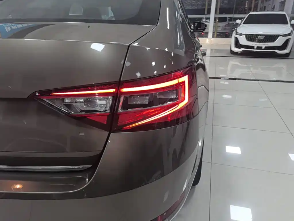Skoda Superb — фото 7