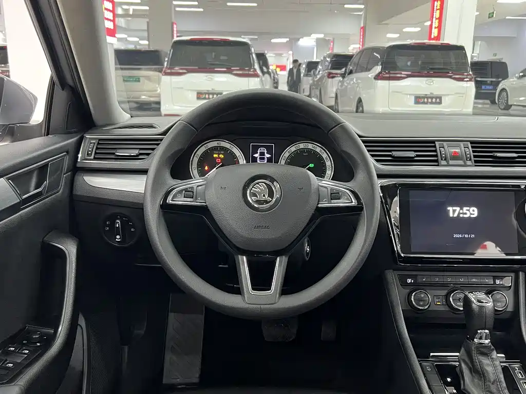 Skoda Superb — фото 7