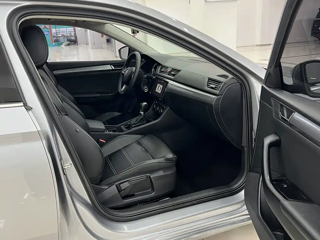 Skoda Superb — фото 9