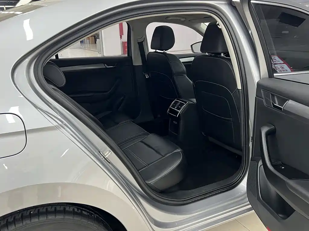 Skoda Superb — фото 10