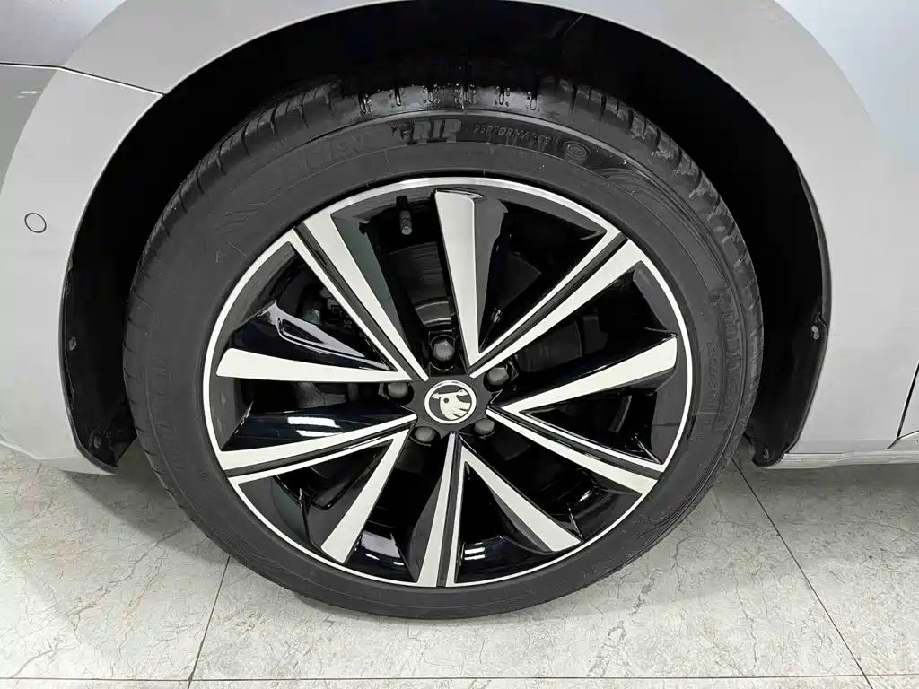 Skoda Superb — фото 25