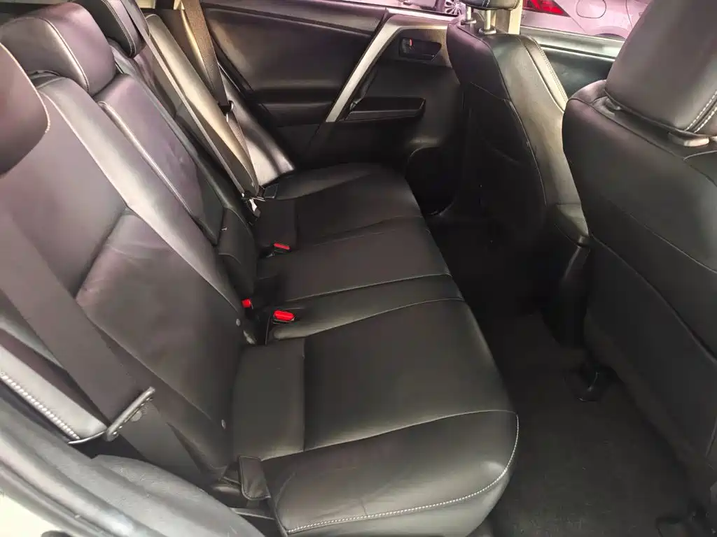 Toyota RAV4 — фото 8