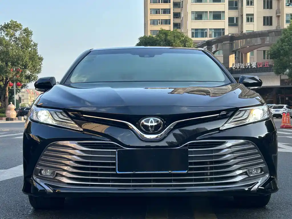 Toyota Camry — фото 2