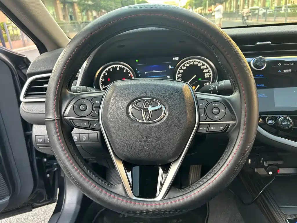 Toyota Camry — фото 13