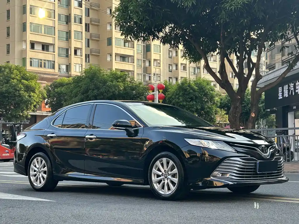 Toyota Camry — фото 3