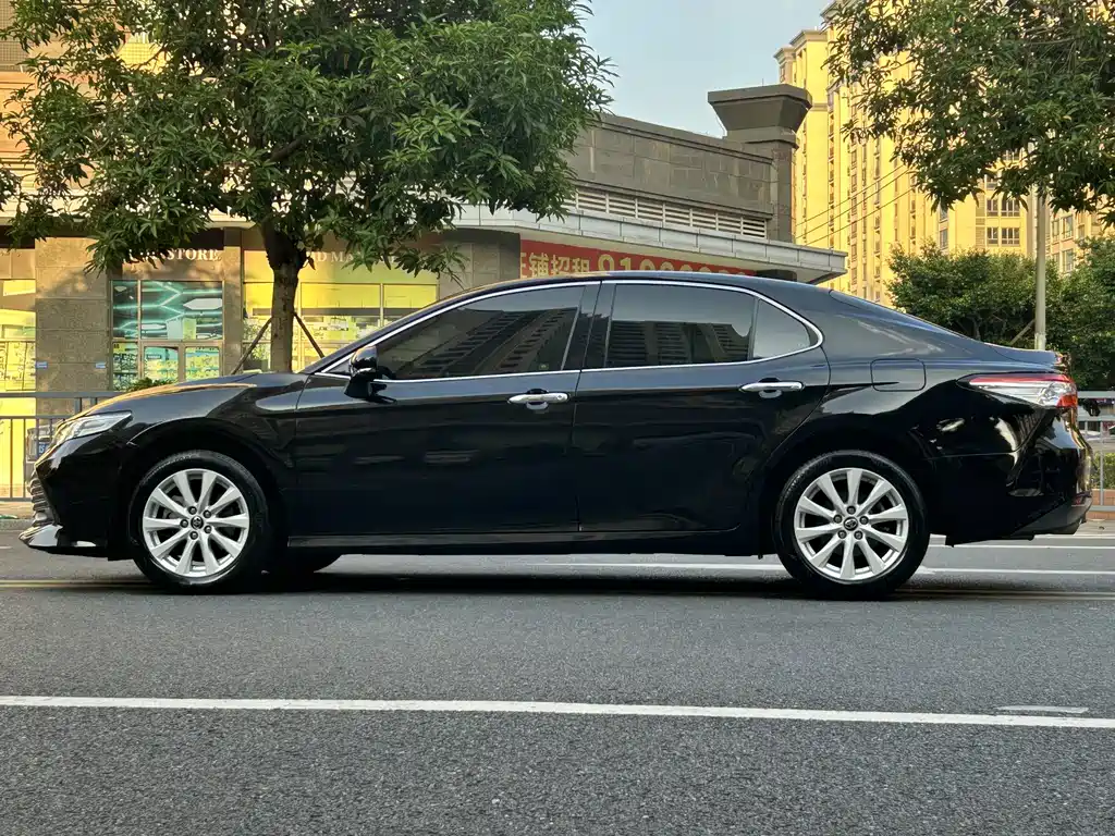 Toyota Camry — фото 7