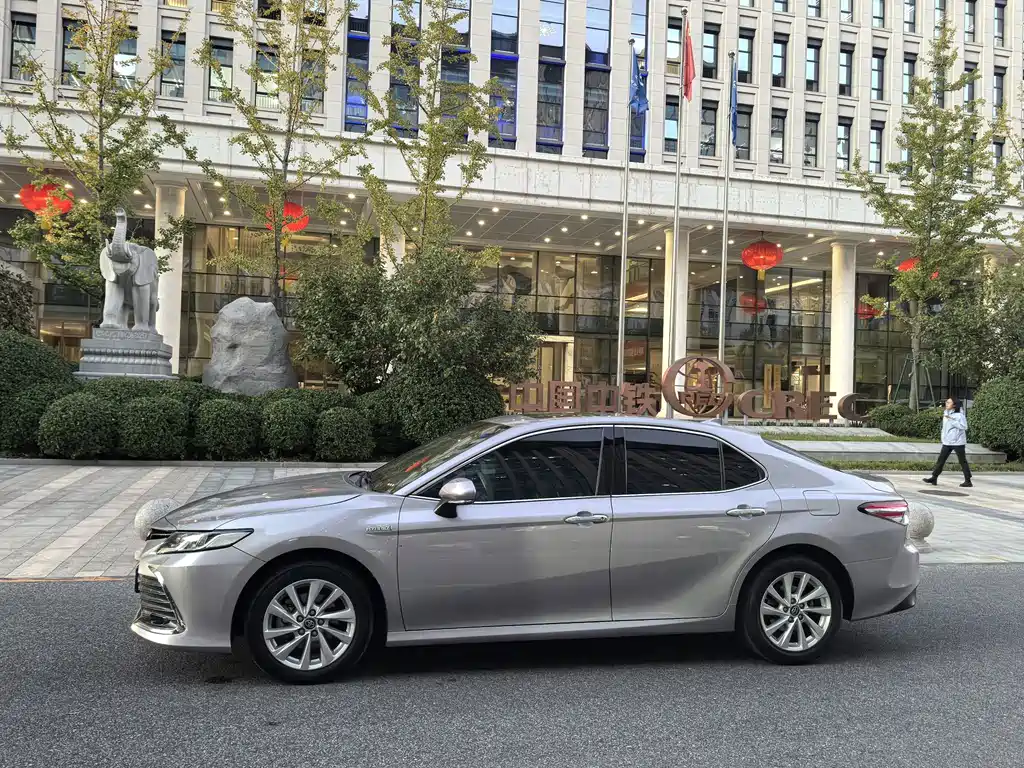 Toyota Camry — фото 2