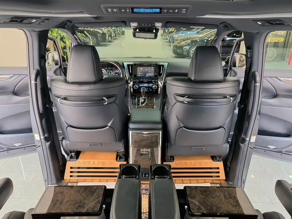 Toyota Vellfire — фото 3