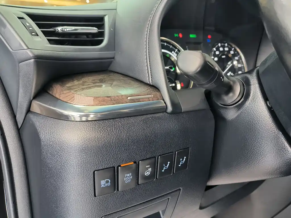 Toyota Vellfire — фото 8