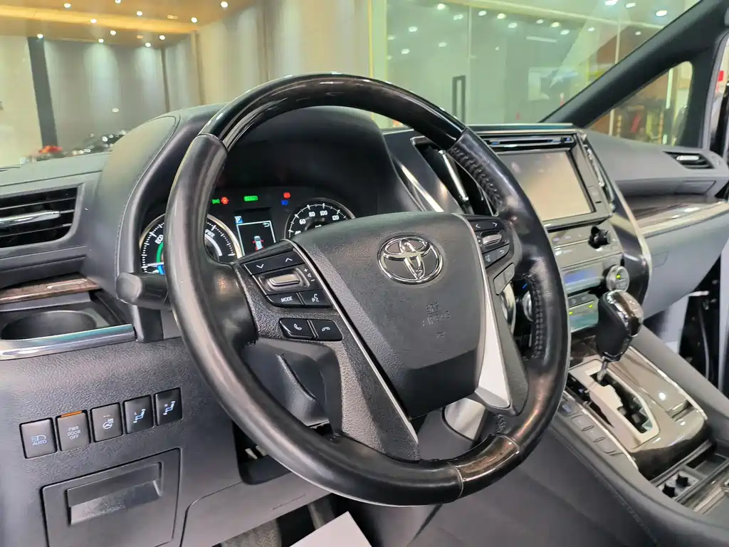 Toyota Vellfire — фото 9