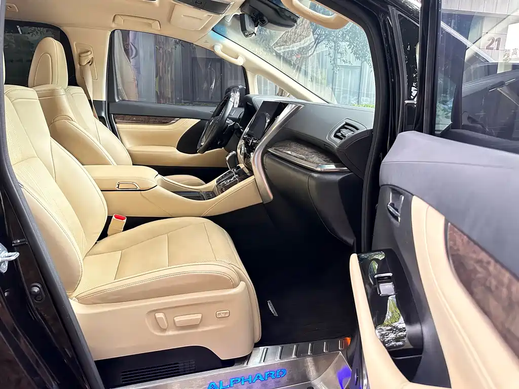 Toyota Alphard — фото 11