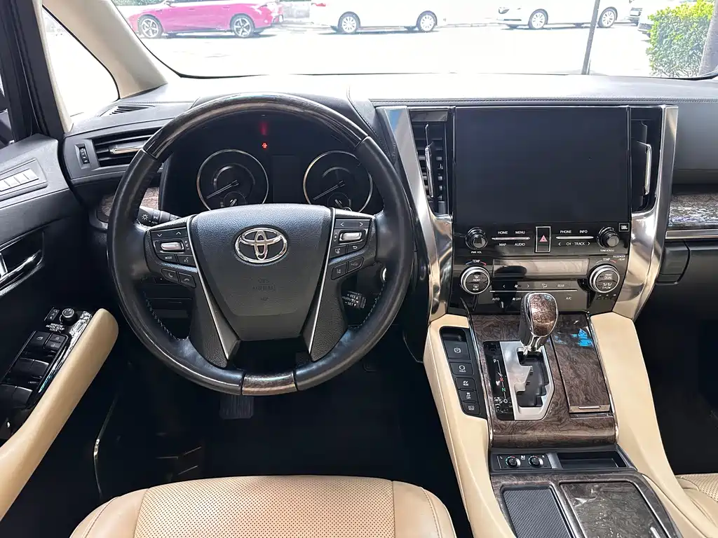 Toyota Alphard — фото 12