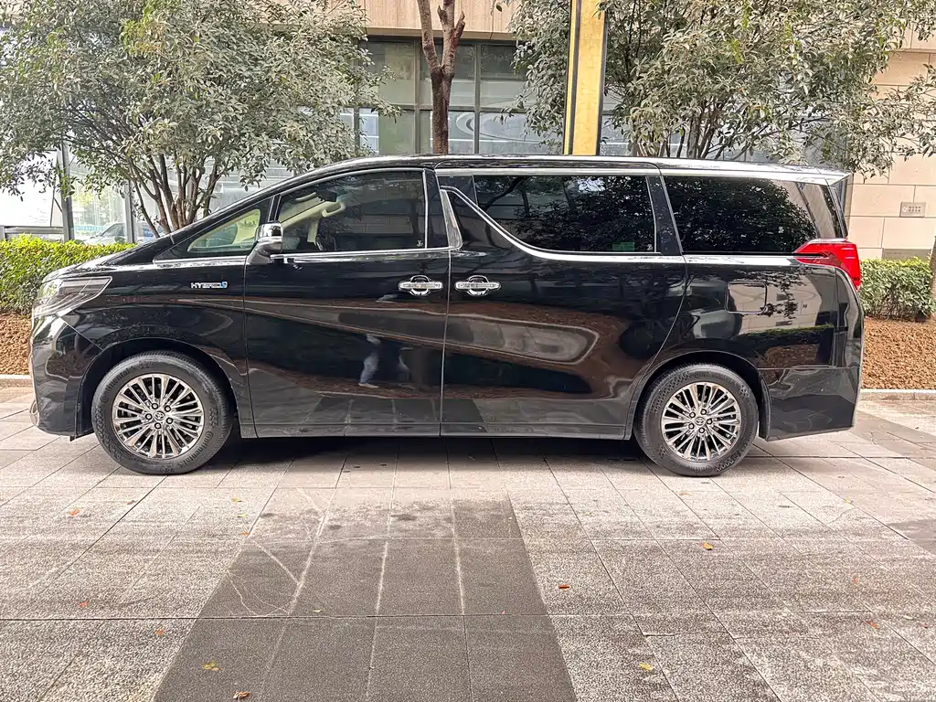 Toyota Alphard — фото 4