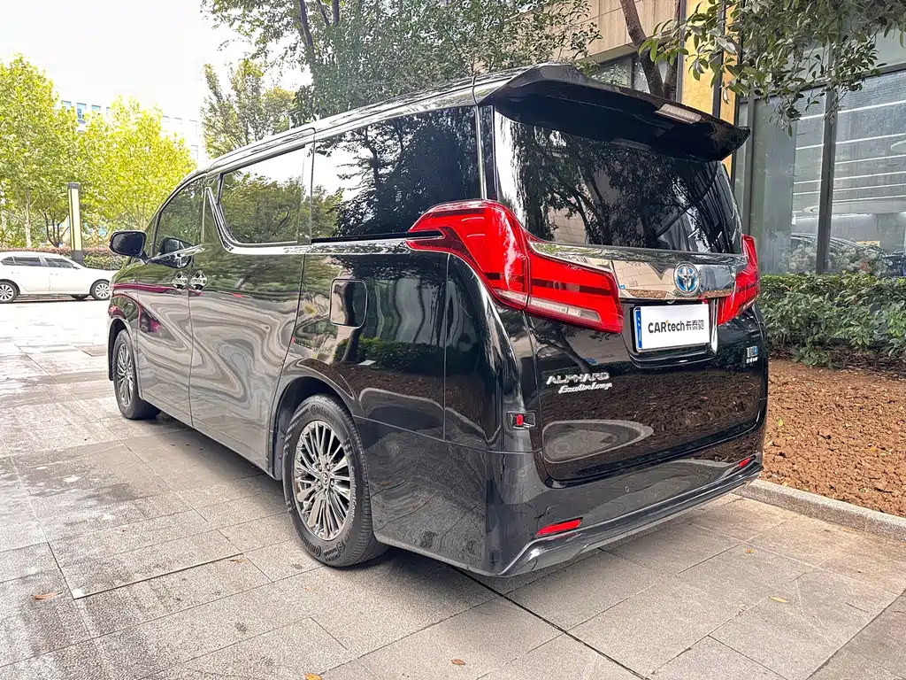 Toyota Alphard — фото 5