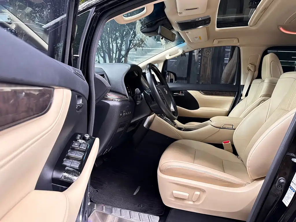 Toyota Alphard — фото 6