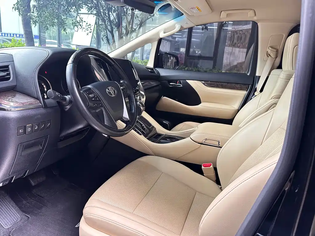 Toyota Alphard — фото 7