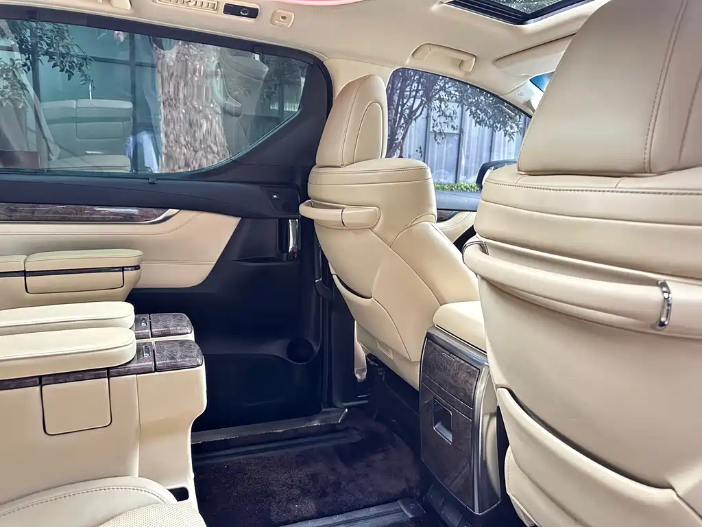Toyota Alphard — фото 9