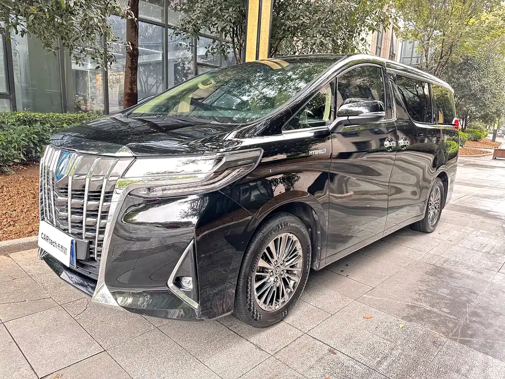 Toyota Alphard — фото 1