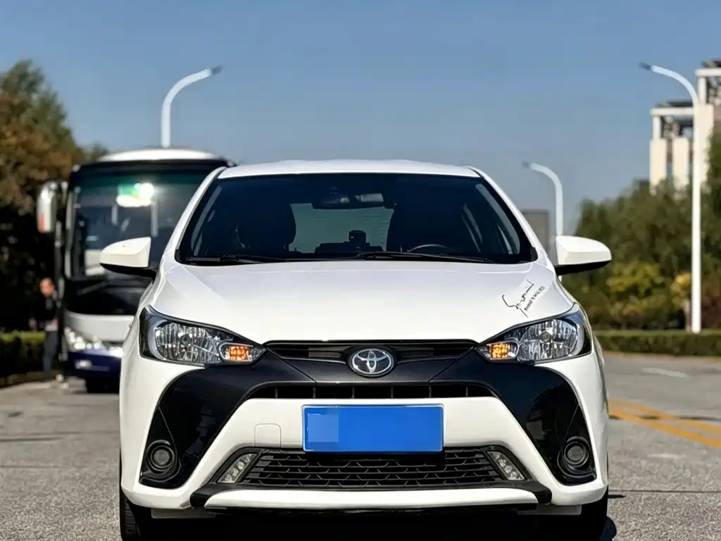 Toyota Yaris L — фото 2